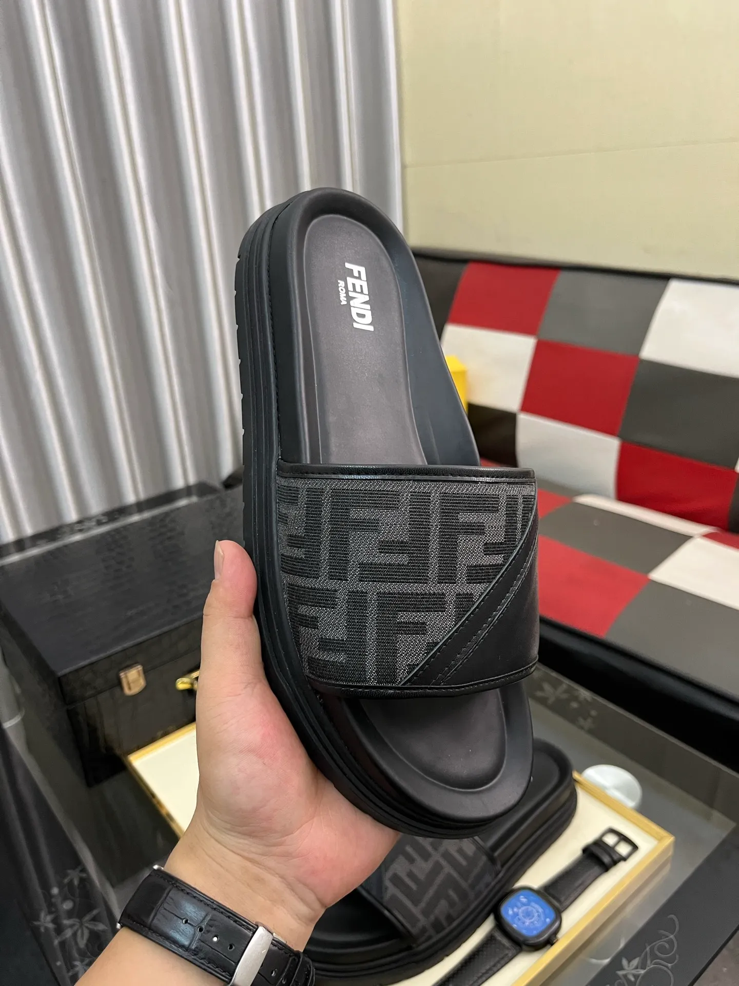 Men's men's shoes💰320⌚️⌚️FENDI Fendi slippers and sandals are shipped💄How can this summer be without the blessing of little monsters💄Original imported special hardware decorative pattern➕Original private model outsole! Details determine success or failure, good quality is not afraid of magnifying details! It feels super comfortable on your feet! This summer you need a pair of trendy, cool and comfortable sandals👣 Standard size: 38-443️⃣Colors available
